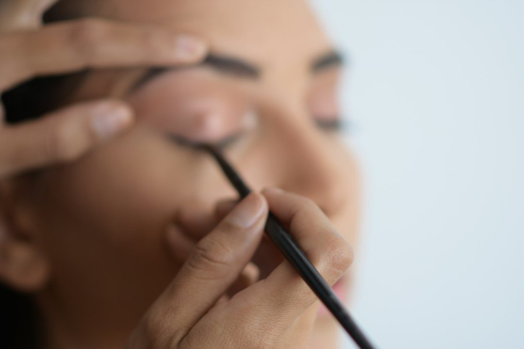 about-us-02 Makeup Artist working in the eyes